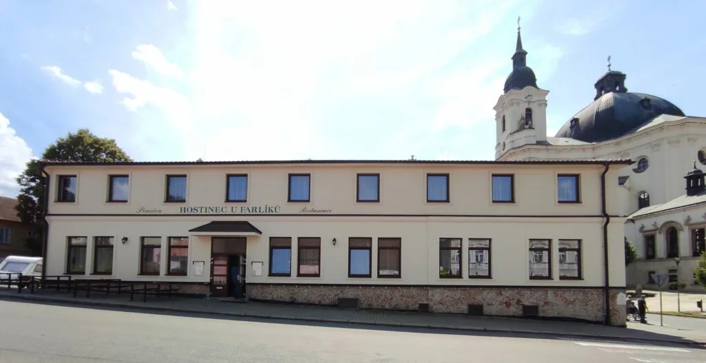 Hostinec U Farlíků vedle křtinského chrámu