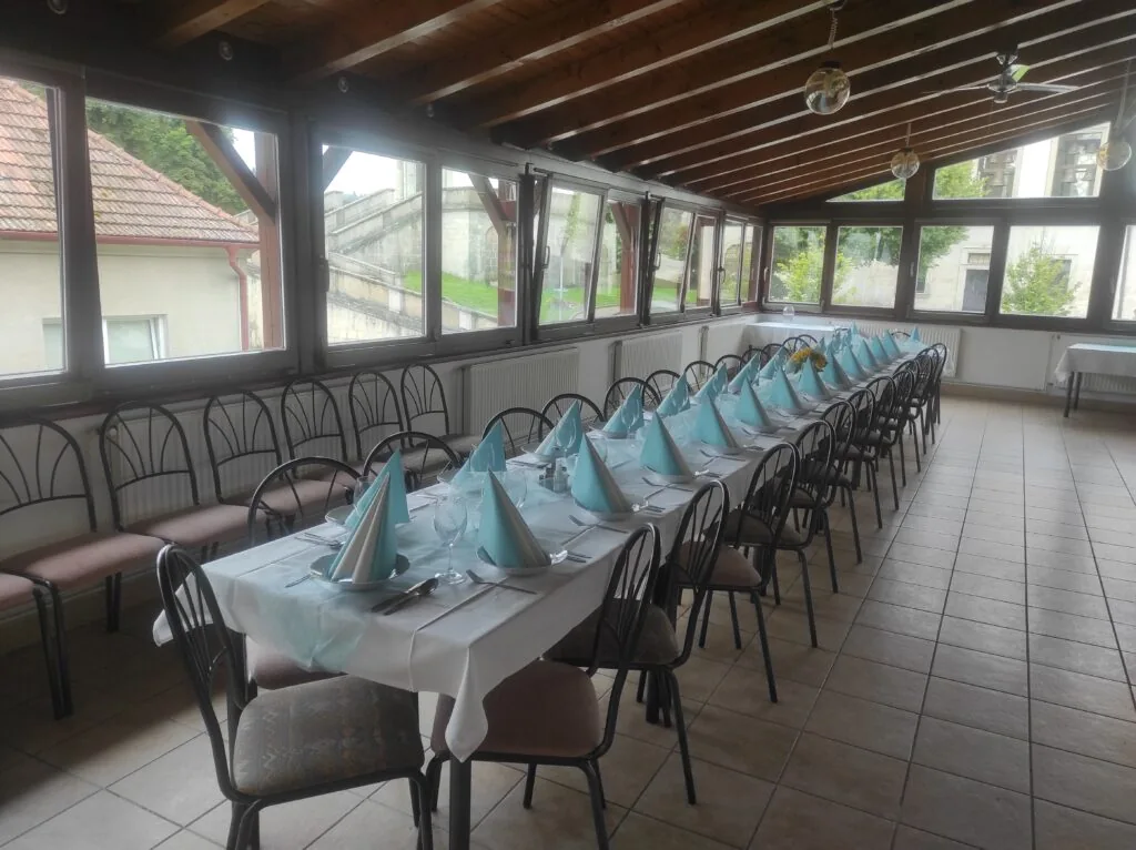 Zastřešená terasa připravená pro oslavu